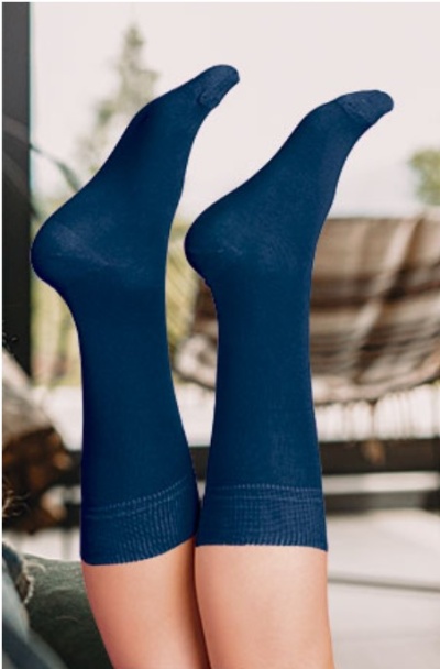 Par de meias compridas azul escuro em ambiente interior