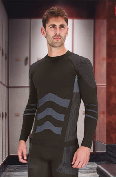 Roupa térmica masculina preta com padrões cinzentos, em ambiente interior com armários.