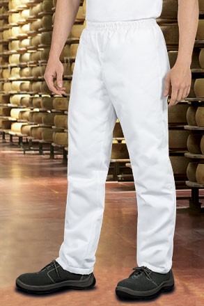 Calças brancas usadas por uma pessoa em armazém de queijos.