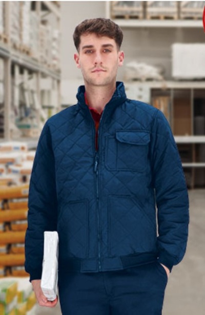 Homem com blusão azul acolchoado num armazém