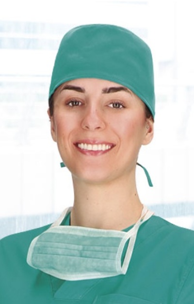 Pessoa de uniforme cirúrgico verde com touca e máscara médica