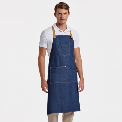 Homem a usar avental azul escuro de tecido jeans com alças marrons e bolsos frontais