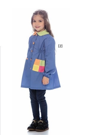 Menina com bata escolar azul e bolso colorido