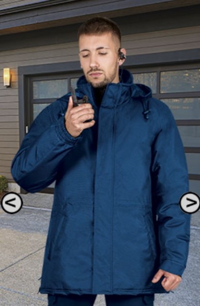 Homem a usar casaco azul escuro impermeável com capuz, segurando rádio comunicador