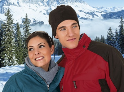 Casacos de inverno vermelhos e azuis com paisagem de montanhas e neve ao fundo