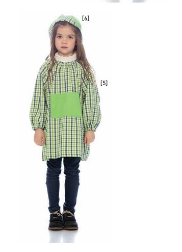 Menina com avental xadrez verde e branco e bolso verde, calças pretas e sapatos pretos