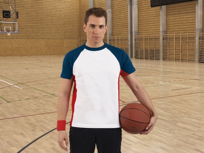 Homem com camisola desportiva e bola de basquetebol num ginásio.