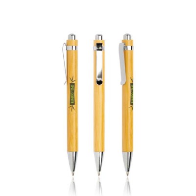 Três esferográficas de madeira clara com detalhes metálicos e texto 'Bamboo PEN'