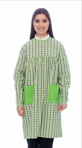 Bata xadrez verde e branco com bolsos verdes em fundo branco