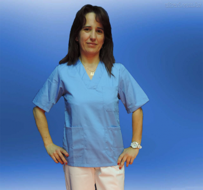 Blusa médica azul clara manga curta gola em V com bolsos
