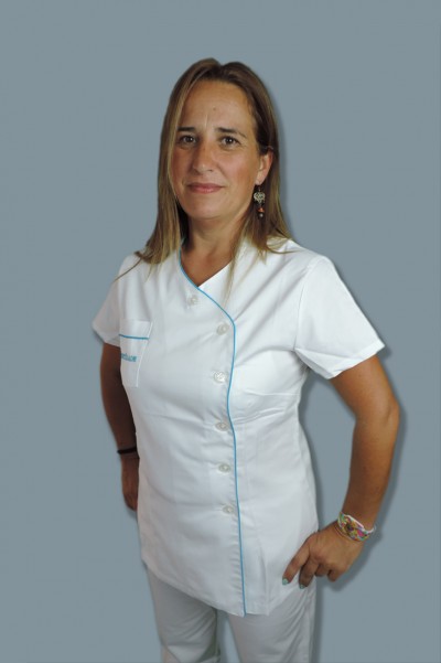 Blusa branca de uniforme feminino com botões e faixa azul claro, usada por mulher