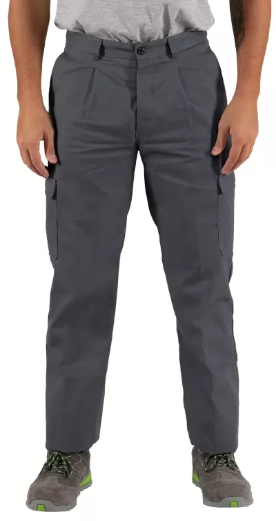 Calças cargo cinzentas com bolsos laterais em modelo masculino