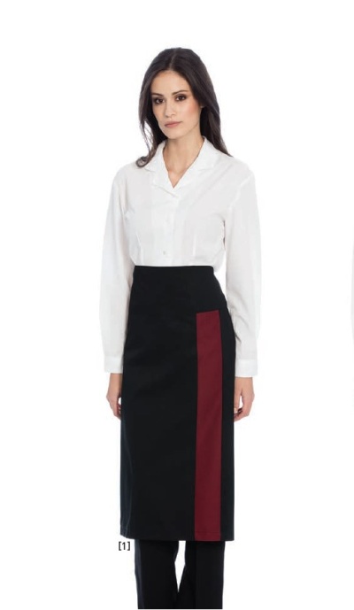 Mulher com camisa branca e saia preta com faixa vermelha