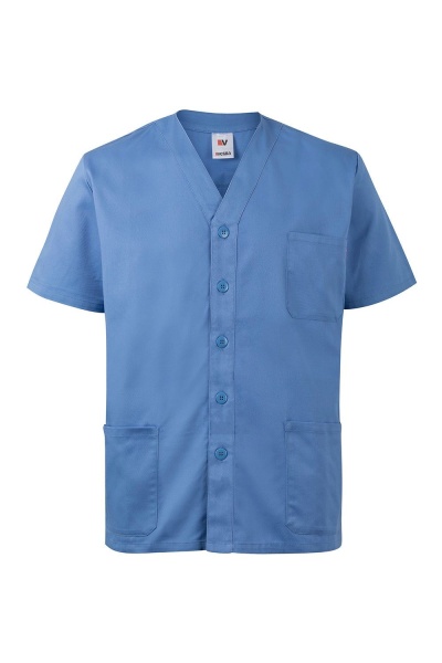 Camisa azul claro de manga curta com botões e três bolsos
