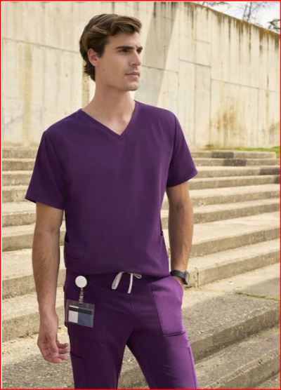 Homem com fato de trabalho roxo, crachá na calça, em escadaria exterior