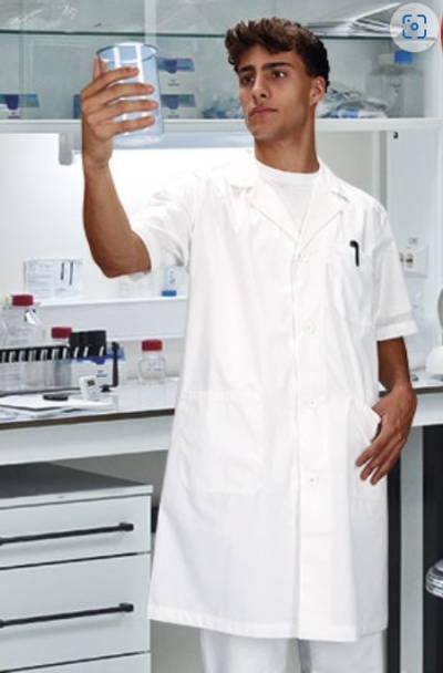 Homem com bata branca segurando béquer em laboratório