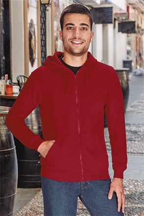 Homem a usar hoodie vermelho com fecho e bolso frontal numa rua com calçada e barris.