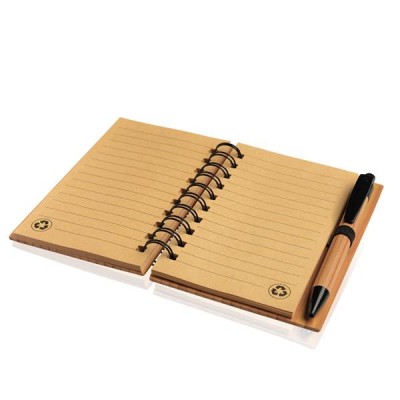 Caderno espiral de papel reciclado com caneta preta e castanha