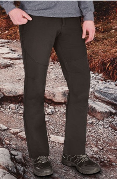 Calças pretas resistentes em trilho rochoso