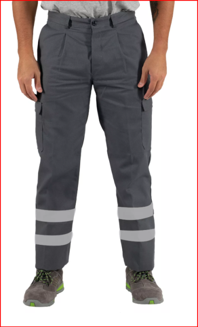 Calças de trabalho cinzentas com faixas refletoras e calçado cinzento com detalhes verdes