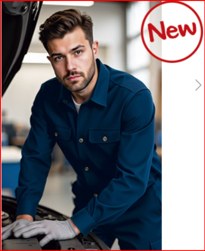 Homem com camisa ou macacão azul escuro a trabalhar em motor de carro num interior bem iluminado