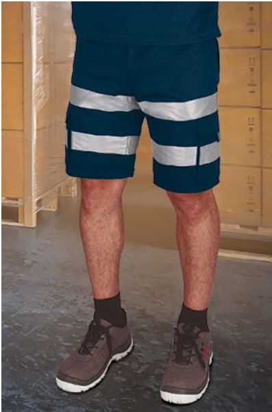 Calções de trabalho azuis escuros com faixas refletoras cinza em ambiente de armazém.