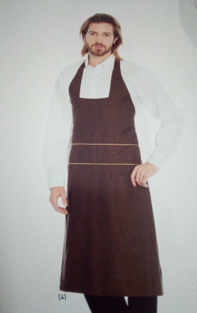 Homem com avental castanho escuro e camisa branca com fundo branco