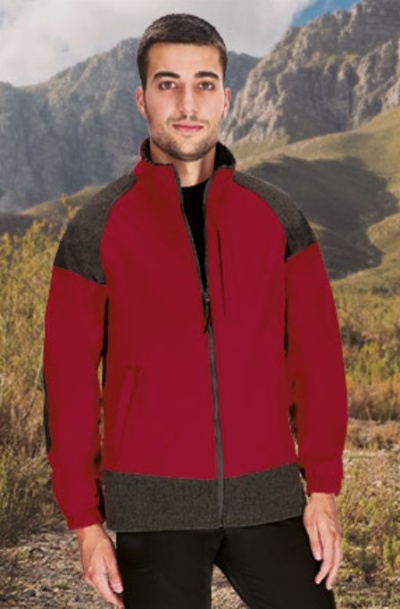 Homem com casaco vermelho e cinzento em cenário de montanha