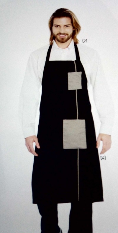 Homem com avental preto com bolsas cinzentas sobre camisa branca