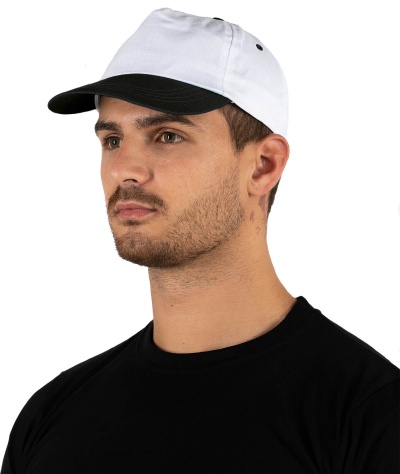 Boné desportivo branco e preto usado por homem com roupa preta