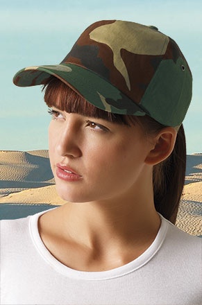 Boné camuflado de baseball em modelo feminino ao ar livre