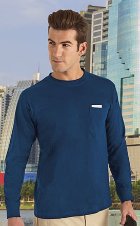 homem com camisola azul escura de manga comprida e bolso no peito