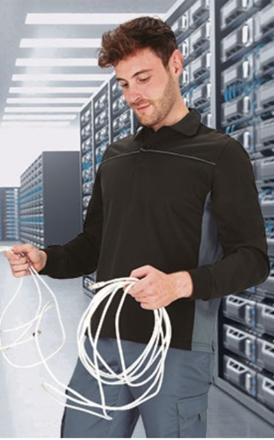 Homem com camisa preta e calças cinzentas segurando cabos brancos em sala de servidores