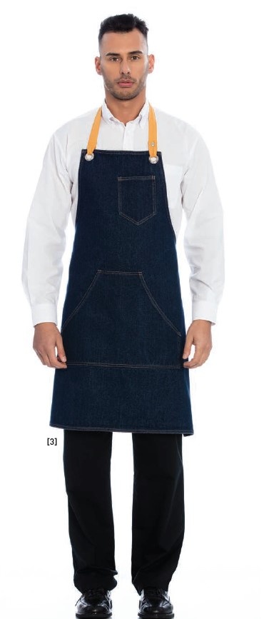 Avental de ganga azul escuro com alças laranja e dois bolsos, usado por homem em fundo branco.