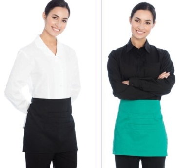 Duas mulheres em roupas profissionais com aventais de cintura preto e verde.