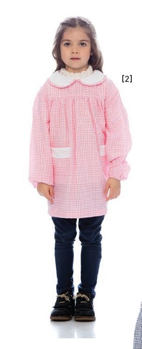 Criança com blusa rosa xadrez com gola branca e bolsos, calças escuras e sapatos pretos