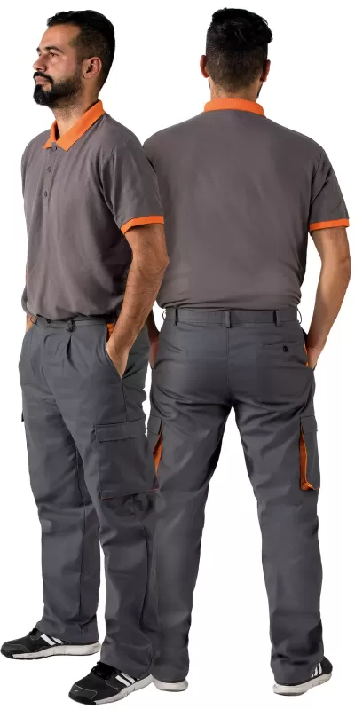 Homem com camisa polo cinzenta e calças cinzentas com detalhes laranja em fundo branco