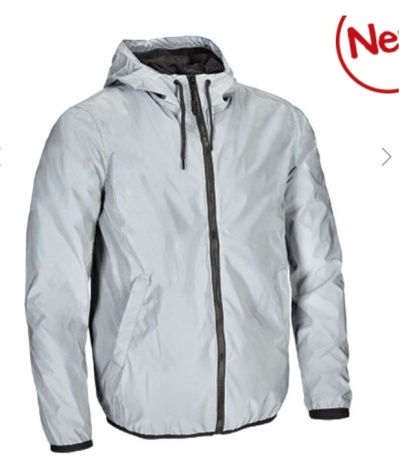 Casaco impermeável cinza claro com fecho preto e capuz em fundo branco