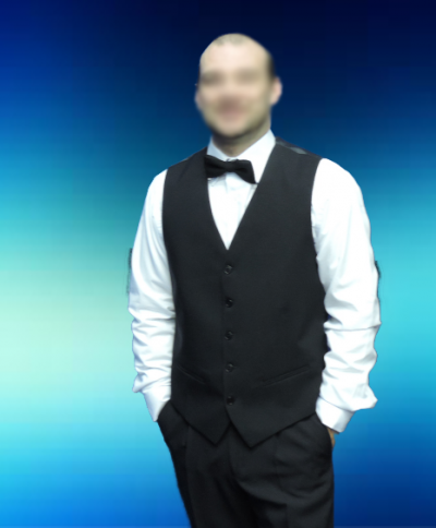 Homem com camisa branca, colete preto, calças pretas e gravata borboleta preta