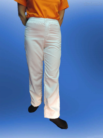 Calças brancas com cinturilha elástica usadas por pessoa com camisola laranja, fundo azul.