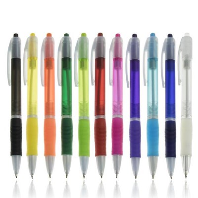 Dez esferográficas plásticas coloridas alinhadas em fundo branco