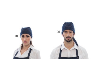 Dois modelos com aventais e gorros azuis em fundo branco