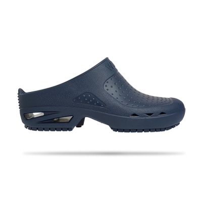 Sapato tipo clog azul escuro com aberturas laterais