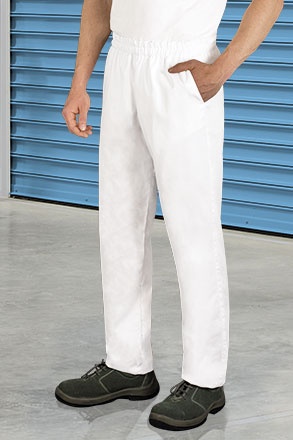 Calças brancas com bolsos e cintura elástica em ambiente industrial