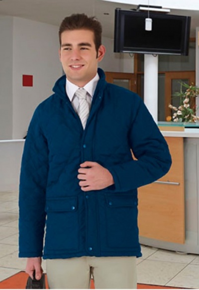 Homem com casaco acolchoado azul escuro, camisa branca e gravata cinza