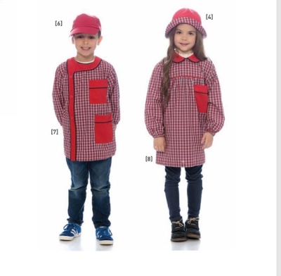 Crianças com túnicas escolares xadrez vermelho e branco e acessórios vermelhos.