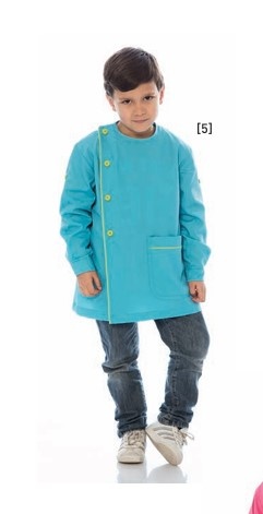 Criança com bata azul, calças jeans escuras e sapatilhas brancas