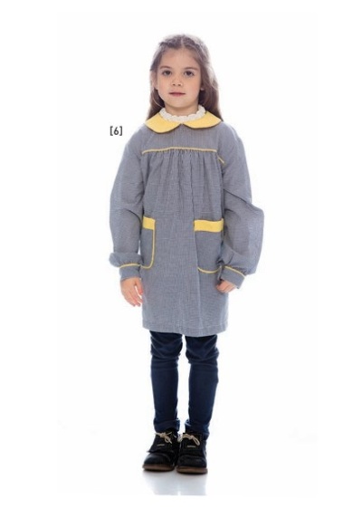 Criança com bata cinza e detalhes amarelos em fundo branco