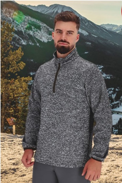 Homem com sweatshirt cinzenta de manga comprida e fecho preto, em paisagem de montanhas e neve