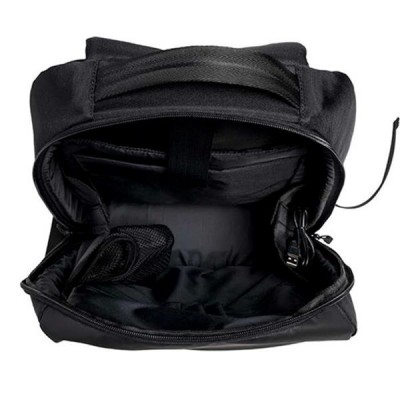 Mochila preta aberta com compartimentos interiores acolchoados